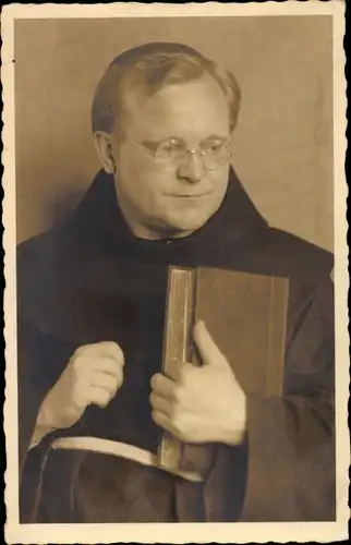 Foto Ak Portrait von einem Geistlichen, Mönch