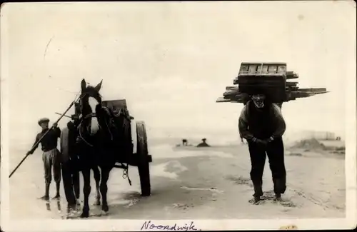 Ak Noordwijk aan Zee Südholland, Badplaats, Pferd mit Karren am Meeresufer, Mann transportiert Holz