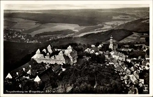 Ak Augustusburg im Erzgebirge, Blick über die Stadt, Schloss, Fliegeraufnahme