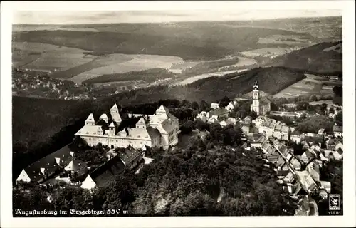 Ak Augustusburg im Erzgebirge, Blick über die Stadt, Schloss, Fliegeraufnahme