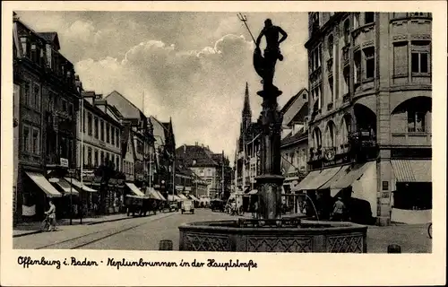 Ak Offenburg in Baden Schwarzwald, Neptunbrunnen in der Hauptstraße