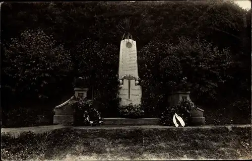 Foto Ak Bitburg in der Eifel, Denkmal, Trauerkränze