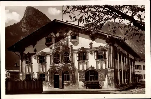 Ak Oberammergau, Pilatus Haus, Fresko Gemälde von Zwink, Fassade, Berg