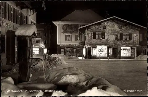 Ak Garmisch Partenkirchen in Oberbayern, Winternacht, Platz, Geschäfte