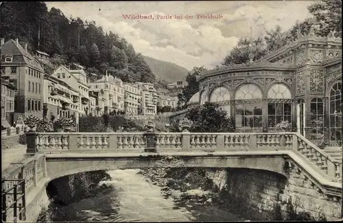 Ak Bad Wildbad im Schwarzwald, Partie bei der Trinkhalle, Brücke