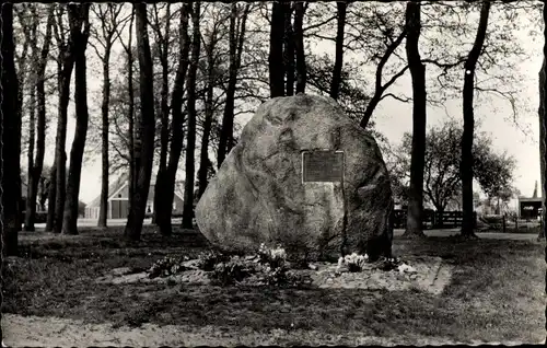 Ak Vledder Drenthe, Camping De Bosrand, Fels mit Gedenktafel