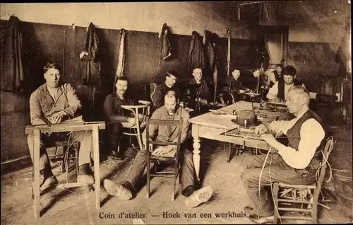 Ak Coin d'atelier, Hock van een werkhuis, Handwerker, Werkstatt