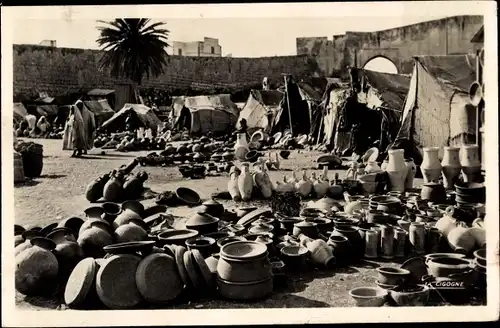 Ak Scenes et Types, Marché aux poteries, Töpfermarkt, Krüge, Maghreb