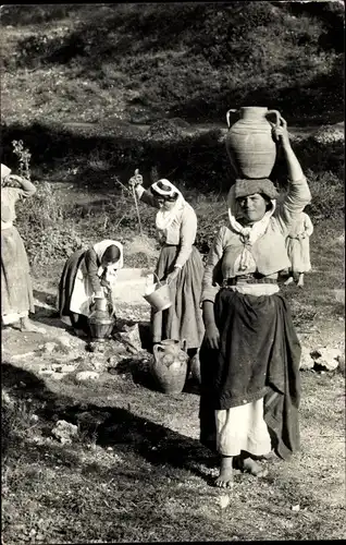 Foto Ak Korfu Griechenland, Frauen in Trachten holen Wasser
