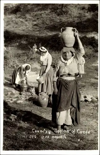 Foto Ak Korfu Griechenland, Frauen in Trachten holen Wasser