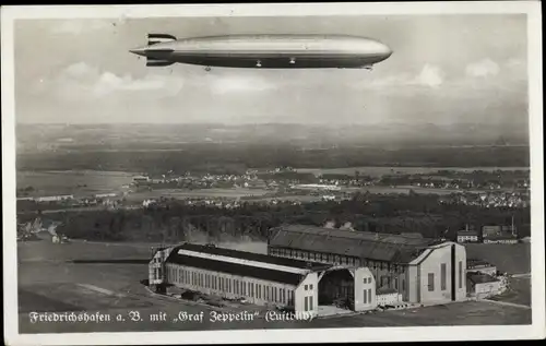 Ak Friedrichshafen am Bodensee, Luftschiff LZ 127 Graf Zeppelin über der Luftschiffwerft