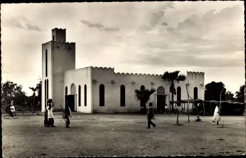 Ak Ouagadougou Burkina Faso, Passanten vor der Moschee, La Mosquee, Fahrrad