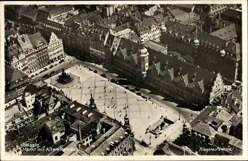 Ak Leipzig in Sachsen, Blick auf den Markt und altes Rathaus, Fliegerbild