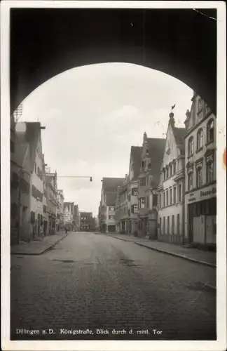 Ak Dillingen an der Donau, Königstraße, Blick durch das mittlere Tor