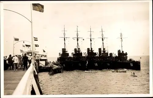 Foto Ak Seebad Binz auf Rügen, Deutsche Kriegsschiffe an der Seebrücke, 51, 66