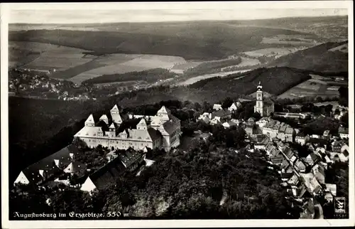 Ak Augustusburg im Erzgebirge, Blick über die Stadt, Schloss, Fliegeraufnahme