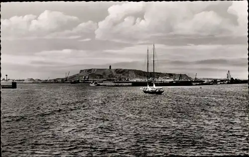 Ak Nordseeinsel Helgoland, Gesamtansicht, Schiff, Segelboot