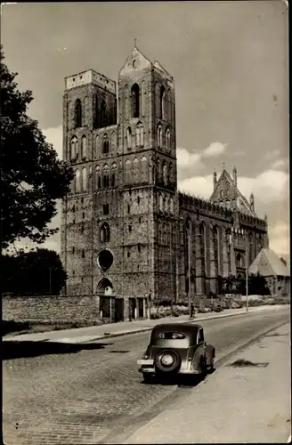 Ak Prenzlau in der Uckermark, Marienkirche, Auto