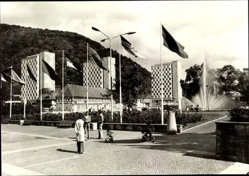 Ak Suhl in Thüringen, Ernst Thälmann Platz, Fahnen