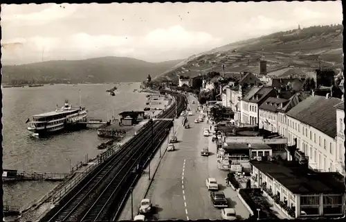 Ak Rüdesheim am Rhein, Schiff, Uferstraße, Bahnstrecke