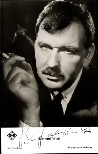 Ak Schauspieler Bernhard Wicki, Portrait, Autogramm, Zigarette