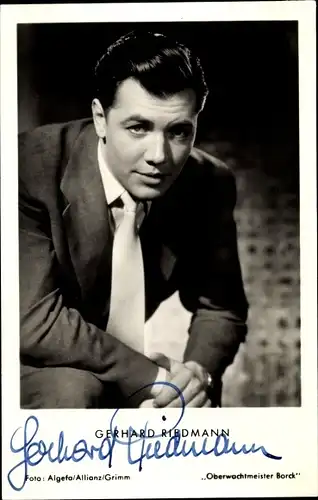 Ak Schauspieler Gerhard Riedmann, Portrait im Anzug, Oberwachtmeister Borck, Autogramm