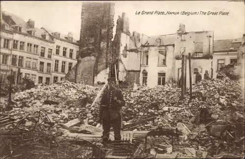 Ak Namur Wallonien, La Grande Place, Kriegszerstörungen, Soldat, I. WK