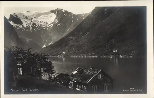 Ak Ved Ballholm Norwegen, Wohnhaus im Fjord, Gebirge, Uferblick