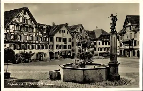 Ak Küssnacht Kanton Schwyz, Dorfplatz mit Tellbrunnen