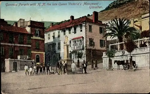 Ak Gibraltar, Gunners Parade with H. M. the late Queen Victoria´s Monument, Denkmal, Platz