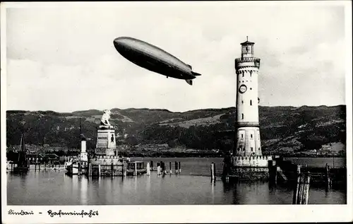 Ak Lindau am Bodensee Schwaben, Hafeneinfahrt mit Löwe, Leuchtturm, Zeppelin