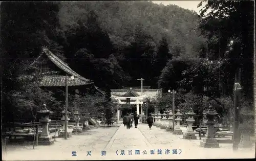 Ak Japan, Ortsansicht, Tempel, Im Hintergrund Wald