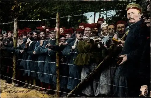 Ak Im Gefangenenlager, Französische Kriegsgefangene hinter dem Zaun