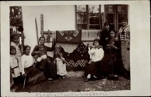 Foto Ak Pirote Serbien, Teppichweberei, Teppiche, Frauen in Trachten