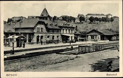 Ak Bitche Bitsch Moselle, Blick auf den Bahnhof und die Festung