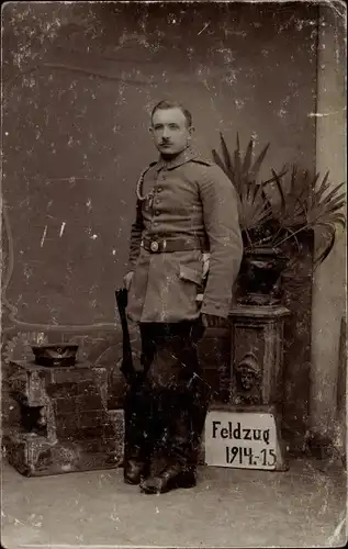 Foto Ak Deutscher Soldat in Uniform, Kurzkarabiner, Standportrait, Kaiserzeit