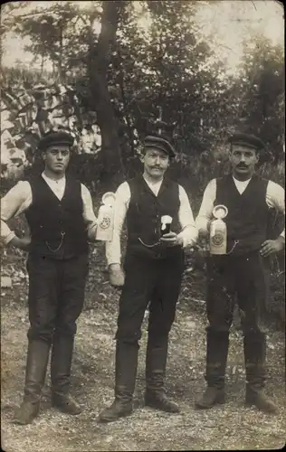 Foto Ak Wittislingen in Schwaben, Drei Männer mit Bier, Bierkrug