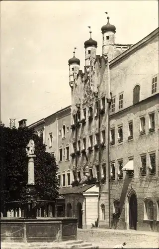 Foto Ak Burghausen an der Salzach Oberbayern, Gebäude, Brunnen