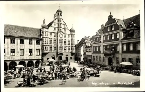 Ak Memmingen in Schwaben, Partie am Marktplatz, Rathaus