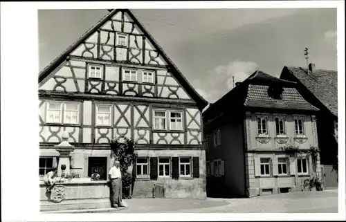 Foto Ak Prichsenstadt in Unterfranken, Gebäude, Brunnen, Fachwerk