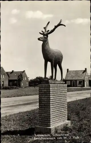 Ak Loppersum Groningen, Schoolstraat, Beeldhouwwerk van W. J. Valk