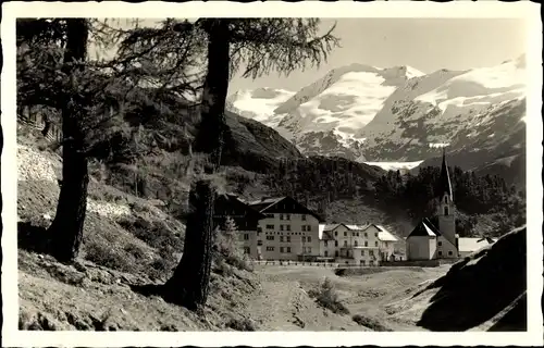 Ak Gurgl Tirol, Ortspartie, Im Hintergrund Berge