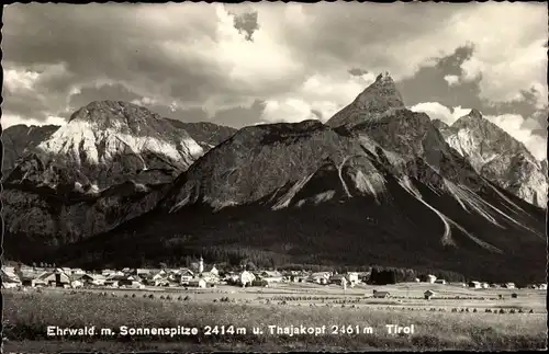 Ak Ehrwald in Tirol, Totalansicht mit Sonnenspitze und Thajakopf