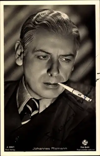 Ak Schauspieler Johannes Riemann, Portrait, Zigarette, Autogramm