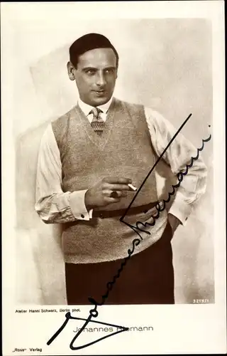 Ak Schauspieler Johannes Riemann, Portrait, Zigarette, Autogramm