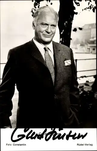 Ak Schauspieler Curd Jürgens, Portrait im Anzug, Autogramm