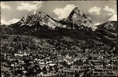 Ak Schwyz Stadt Schweiz, Gesamtansicht mit den Mythen
