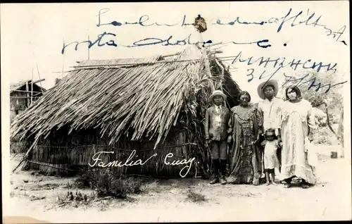 Foto Ak Venezuela, Familia Cuay, Personen vor einer Strohhütte