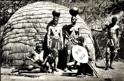 Ak Valley of 1000 Hills Südafrika, Familie vor einer Strohhütte