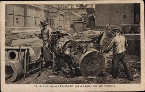 Ak Linden Hannover, HANOMAG, Herstellung eines Lokomotivdampfzylinders, Formsand-Entfernung